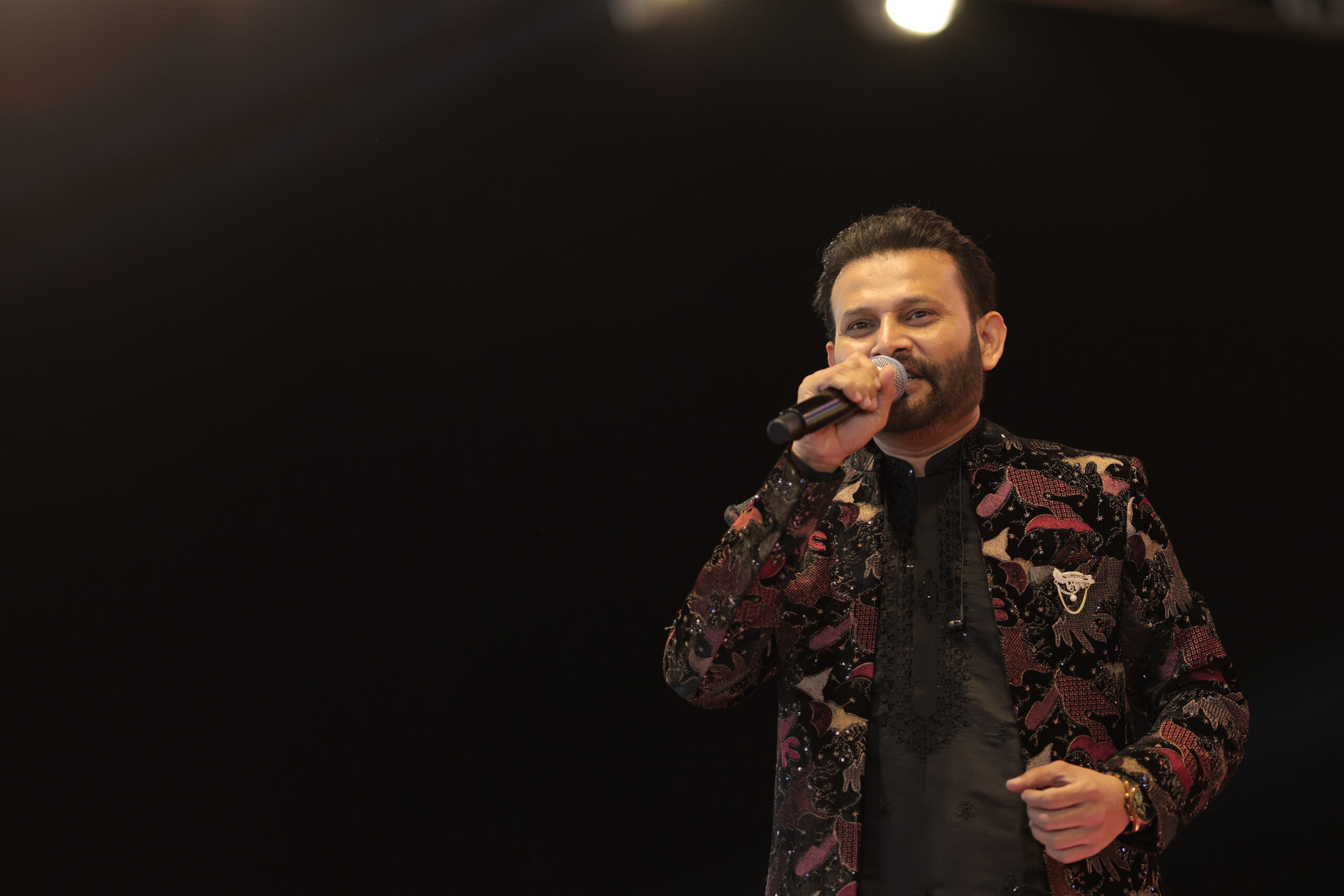 Asif Jeriya performing Honsh Thi Vadhaviye Ame Monghera Mehmaan live at a Gujarati wedding event.