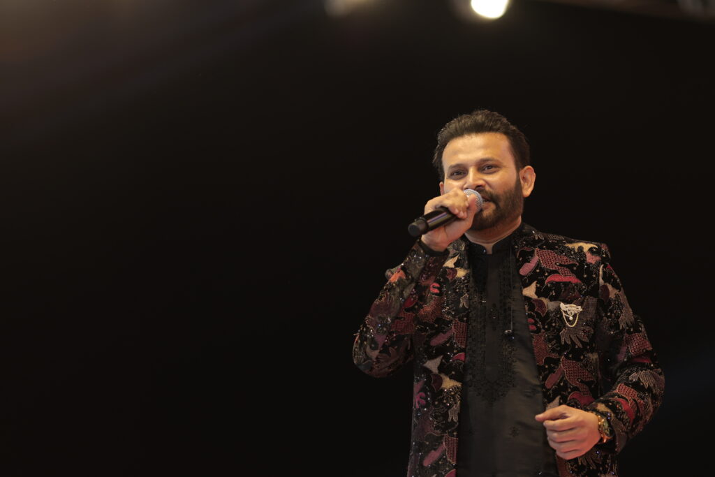 Asif Jeriya performing Honsh Thi Vadhaviye Ame Monghera Mehmaan live at a Gujarati wedding event.